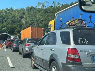 Autofiori, incidente fra due auto e una moto: traffico chiuso tra Finale e Spotorno
