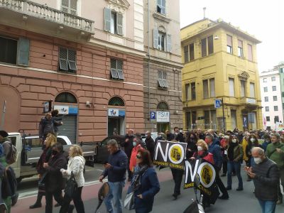 Sampierdarena, 1500 persone in corteo per dire no ai depositi chimici 