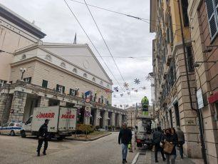 Genova, forte vento. Amiu rimuove i fiori di plastica in via Roma e via 25 Aprile