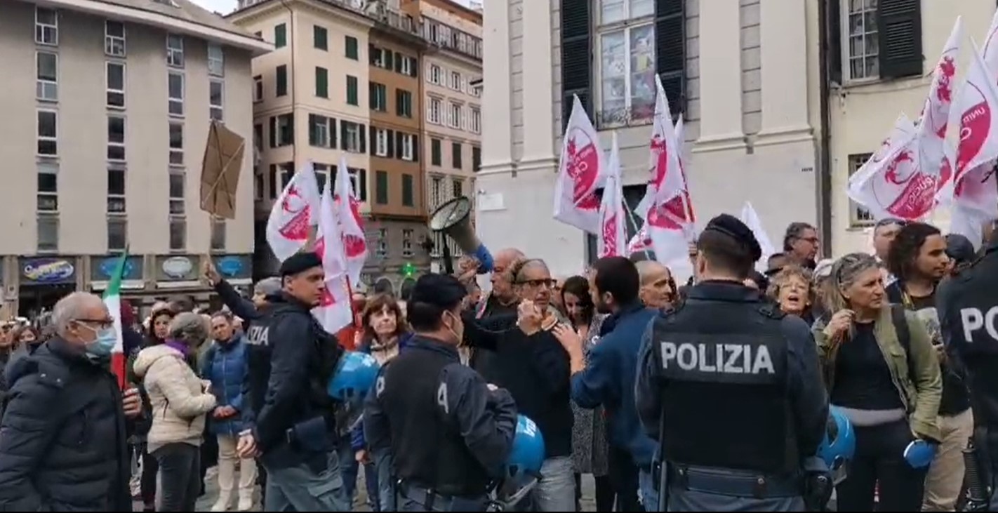 Genova, 25 aprile: la protesta di Crucioli accende gli animi in piazza Matteotti
