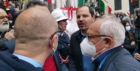 Genova, contestazione in Piazza Matteotti. Il Pd: "Sconcerto e disgusto, ma gestita male la piazza"