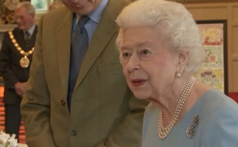La regina Elisabetta risponde agli auguri della IV B della scuola di Diano Marina