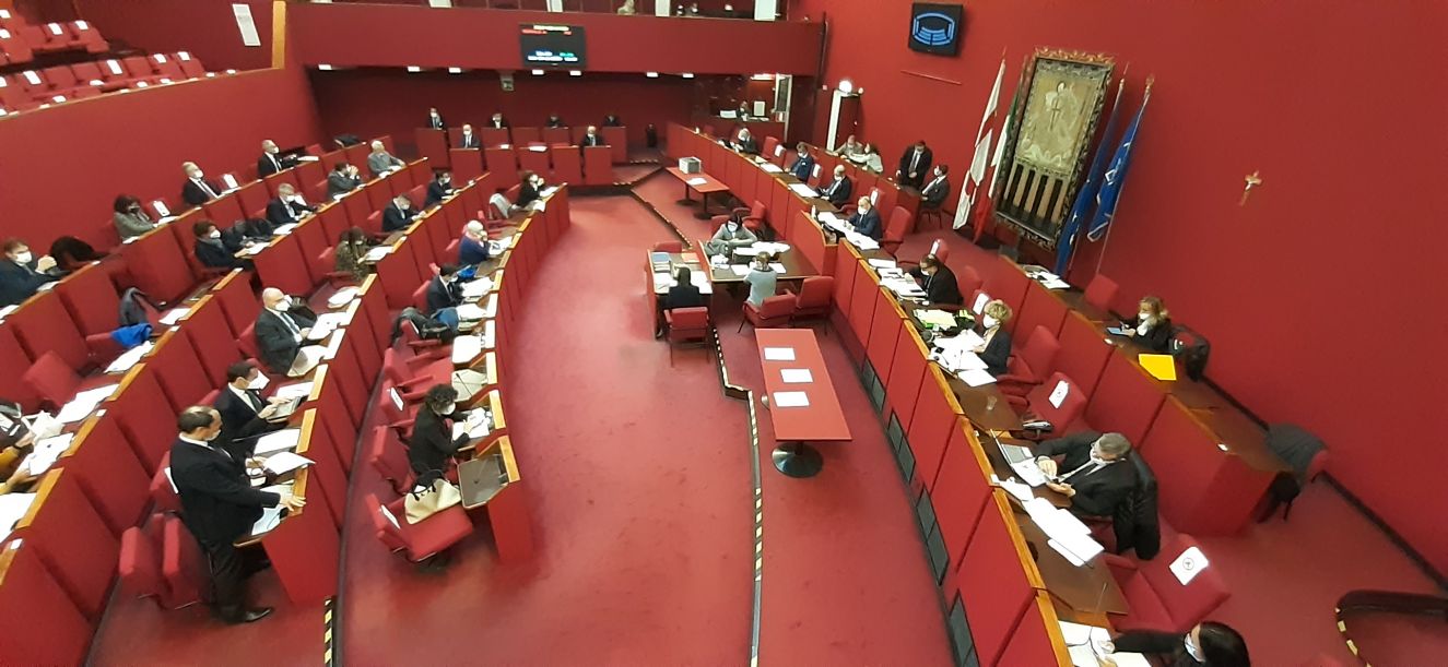 Genova, i consiglieri comunali si autotassano di 5 euro per la bicchierata di fine mandato