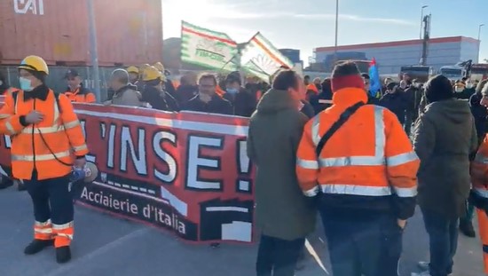 Ex Ilva, i sindacati: "L'azienda vuol licenziare un operaio per l'ultimo incidente". Lavoratori in assemblea dalle 7 