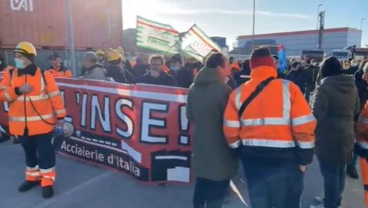 Ex Ilva, i sindacati: "L'azienda vuol licenziare un operaio per l'ultimo incidente". Lavoratori in assemblea dalle 7 