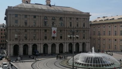 Genova, la bandiera della Croce Rossa sulla facciata del palazzo di Regione Liguria