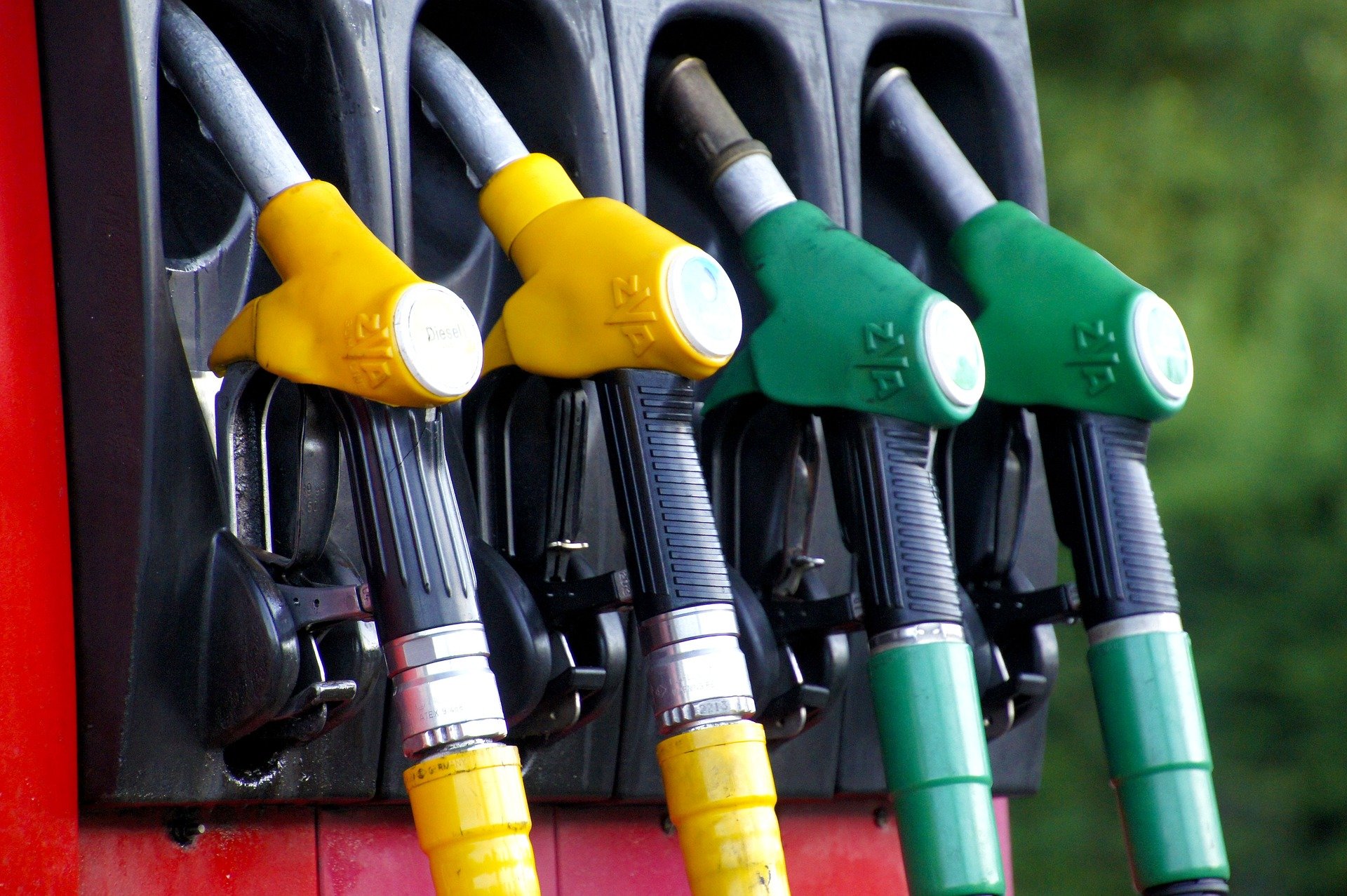Carburanti, taglio alle accise prorogato fino a luglio: c'è anche il metano