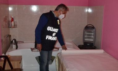 Finale Ligure, la Finanza sequestra un centro massaggi a luci rosse