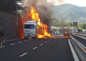 Genova, tir in fiamme in A12: il camionista salvato dai vigili del fuoco