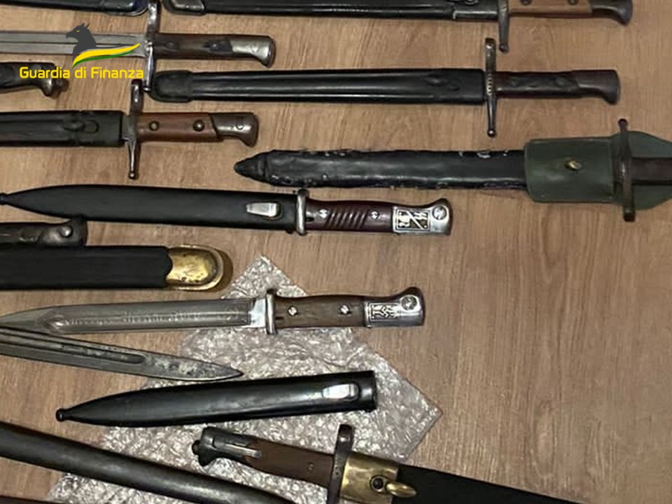 Savona, la Finanza denuncia 58enne per detenzione di armi: sequestrati 22 pugnali da guerra
