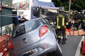 San Salvatore di Cogorno, perde il controllo dell'auto e resta in bilico sul ciglio della strada