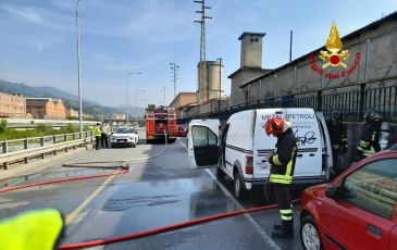 Genova, un furgone va in fiamme: pronto intervento dei vigili del fuoco, nessun ferito 