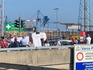 Sanità: Speranza contestato a Genova da 30 no vax