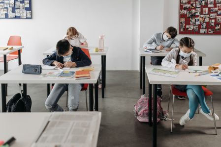 Covid, Bassetti contro Speranza: "Italia unico Paese con obbligo mascherina a scuola"