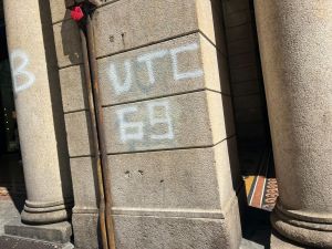 Genova, muri imbrattati e palazzi rovinati durante la festa dei tifosi sampdoriani. Digos al lavoro