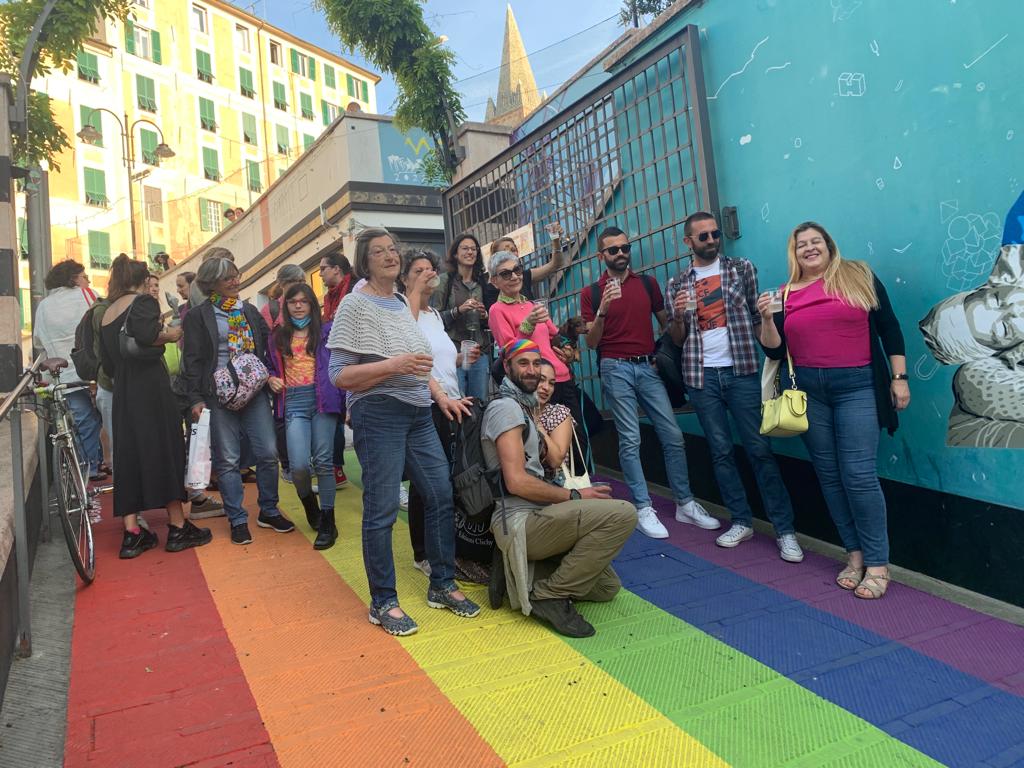 Giornata Internazionale Contro l’Omolesbobitransfobia: un’esplosione di colori cambia i Giardini Luzzati