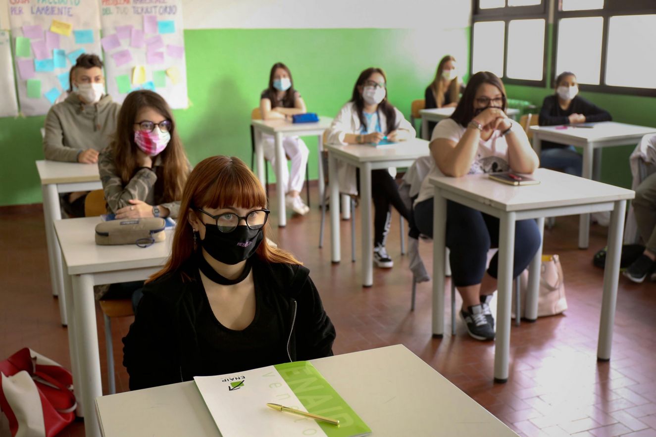 Covid in Liguria, l'appello del Garante all'infanzia: "La scuola ripensi agli spazi per limitare l'uso delle mascherine"