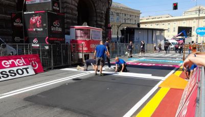 Giro d'Italia: posizionata la linea del traguardo su via XX Settembre