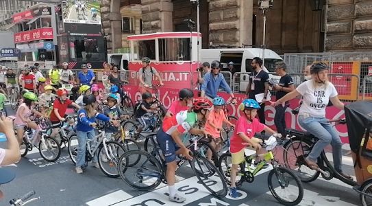 Genova, i piccoli ciclisti del BicibuSauro sul traguardo di via XX Settembre