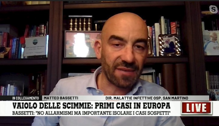 Vaiolo delle scimmie, Bassetti: "Non è come il covid: negli umani si trasmette solo per contatto molto ravvicinato"