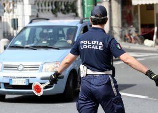 Genova, un'auto si ribalta e travolge un palo della luce: conducente illeso