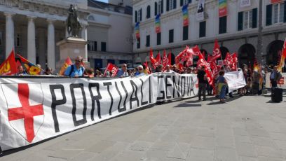 Genova, portuali in corteo in centro contro la guerra: disagi alla circolazione