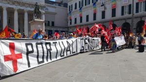 Genova, portuali in corteo in centro contro la guerra: disagi alla circolazione