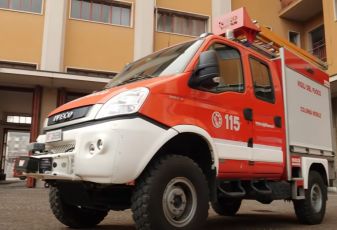 Genova, a fuoco il tetto di una concessionaria: nessun ferito
