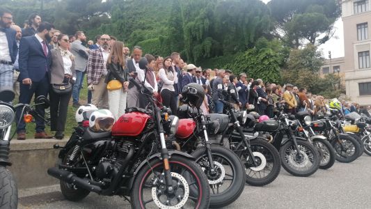 Genova, in corso la "Distinguished Gentleman's Ride": la sfilata benefica dei motociclisti "elegantoni"