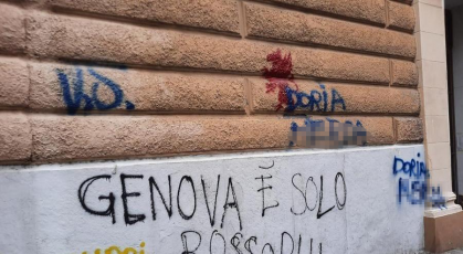 Genova, muri imbrattati e scritte sulle facciate dei palazzi dopo la festa dei tifosi genoani