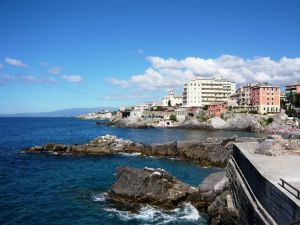Genova, ragazzo rischia di annegare nel mare di Quinto: è in gravi condizioni