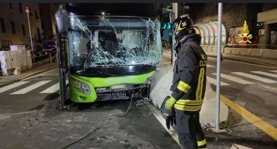 Genova, pullman Flixbus esce di strada in corso Europa. Sette feriti