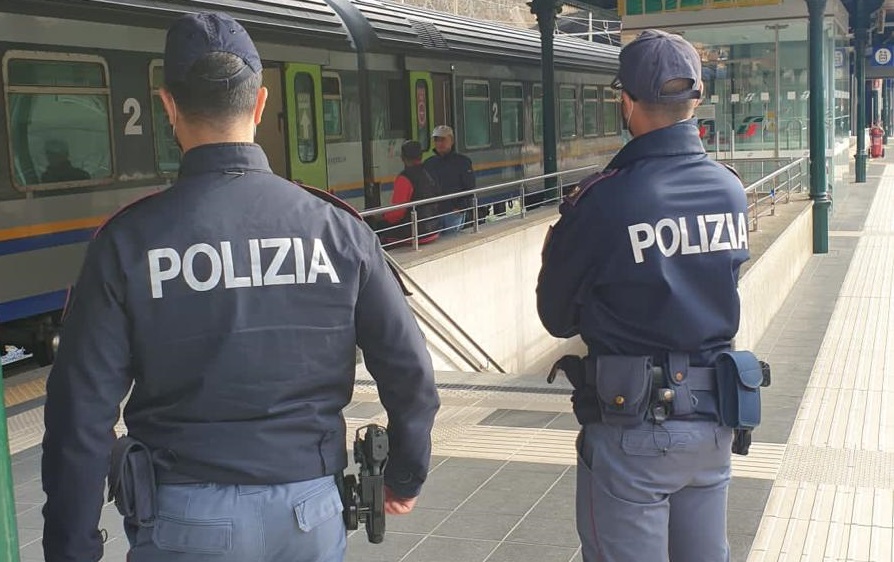 Genova, aggredisce passeggeri in treno e in stazione: arrestato