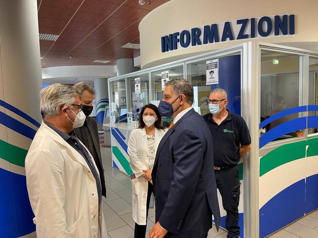 Genova, Toti in visita negli ospedali cittadini: "Nei prossimi tre anni grande riorganizzazione col Pnrr"