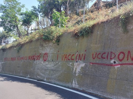 Savona, "medici provax psicopatici nazisti": scritte no vax vicino all'ospedale San Paolo