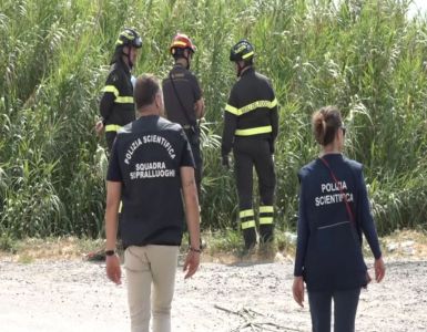 Sarzana: si cercano le armi dei due delitti e i cellulari delle vittime. Attesi i Ris di Parma