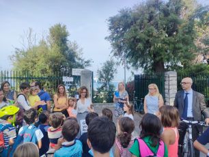 Genova, i bimbi del BicibuSauro i primi a percorrere la nuova pista ciclabile di corso Italia