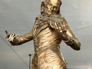 Genova, identificato l'uomo che ha vandalizzato la statua di Paganini