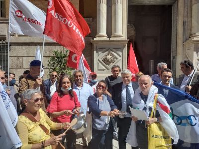 Genova, consumatori in piazza con le "Pentole Vuote" contro il caro-prezzi
