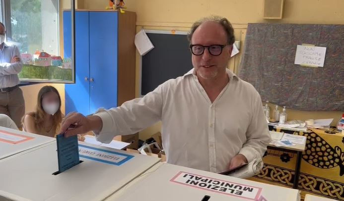 Elezioni Genova 2022, Ariel Dello Strologo al voto al seggio di via Felice Cavallotti