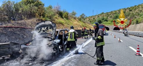 Sestri Levante, auto in fiamme in A12: nessun ferito, si procede a una sola corsia