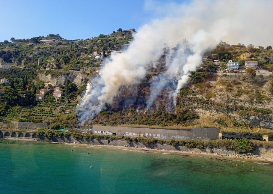 Ventimiglia, linea ferroviaria interrotta per un incendio
