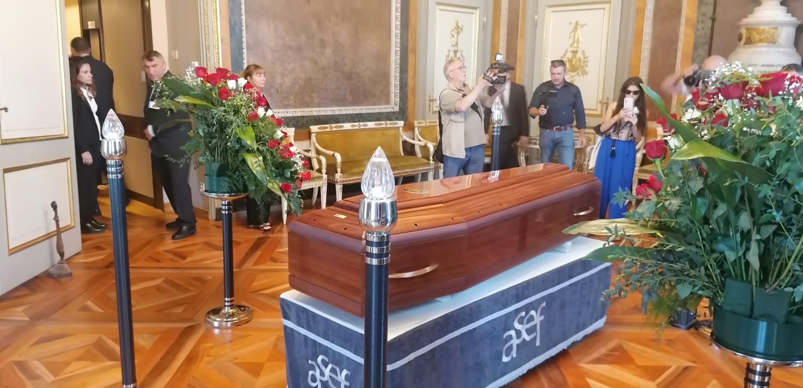 L'ultimo saluto a Giuseppe Pericu, l'ingresso del feretro a Palazzo Tursi