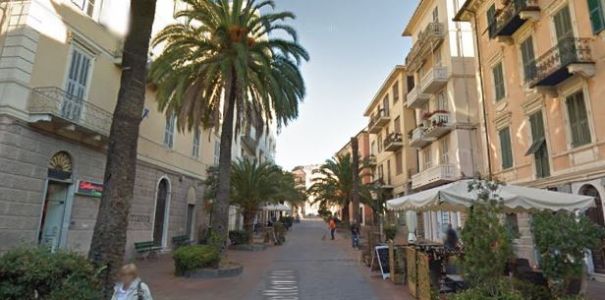 Imperia, ferisce due giovani con un coltello e fugge: scatta la caccia all'uomo 