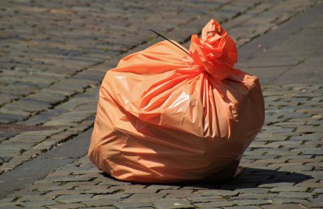 La Spezia, 120 persone multate per abbandono di rifiuti: c'è chi lanciava la spazzatura dalla finestra
