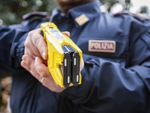 Savona, minaccia una donna con un taglierino e i poliziotti usano il taser: è la prima volta in città