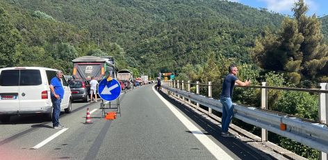 Autostrade Liguria, camion tampona auto in A12: due feriti e tre km di coda