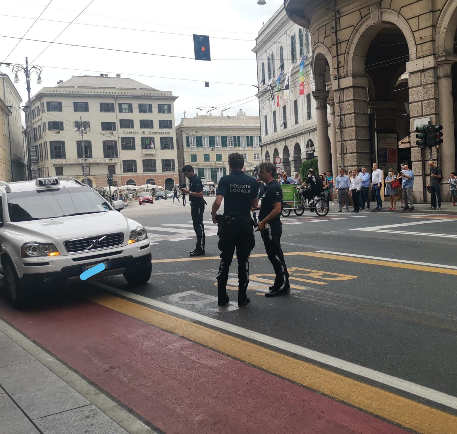 Genova, scontro tra auto e bici elettrica in piazza De Ferrari: rider all'ospedale in codice rosso 