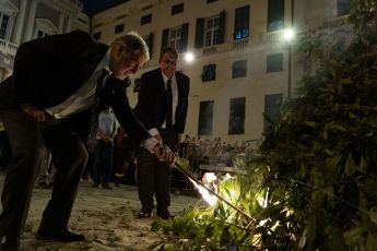 Genova, il falò di San Giovanni riempie Piazza Matteotti