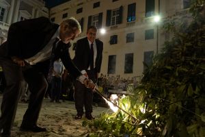 Genova, il falò di San Giovanni riempie Piazza Matteotti